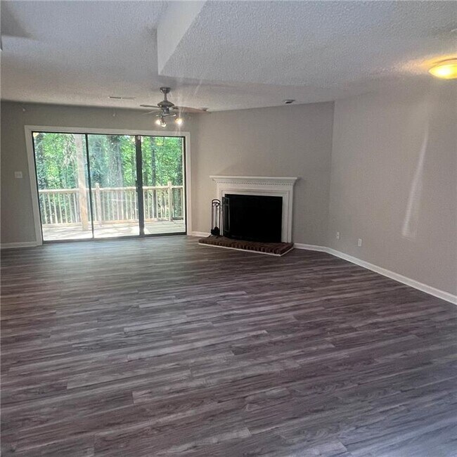Foto del edificio - 3045 Steeplechase Dr