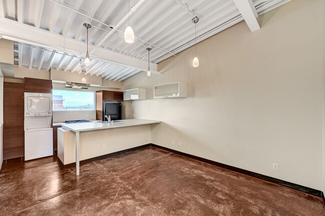 Building Photo - Trendy 1 Bedroom 2 Bath Loft