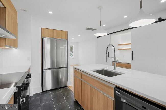 Foto del edificio - 2028 Tunlaw Rd NW