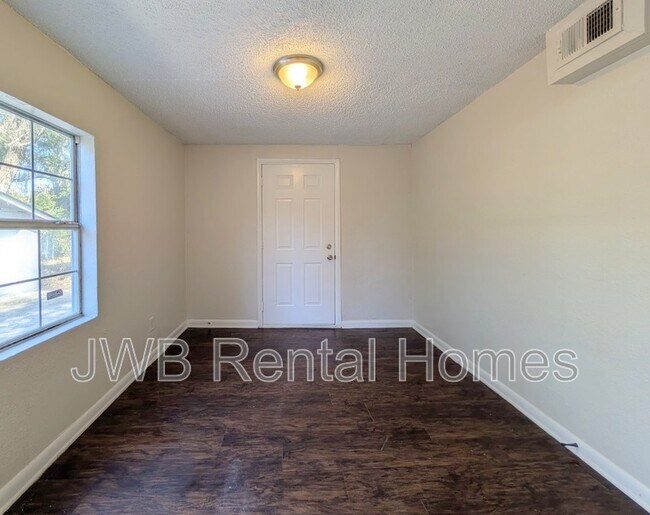 Building Photo - 1049 Lake Forest Blvd