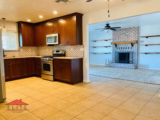 Foto del edificio - AVAILABLE IN JUNE!!