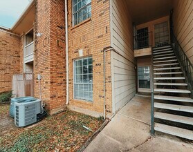 Building Photo - 2626 Holly Hall St