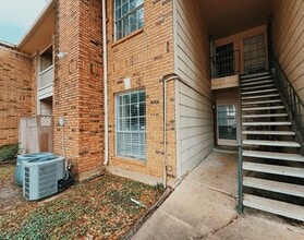 Building Photo - 2626 Holly Hall St