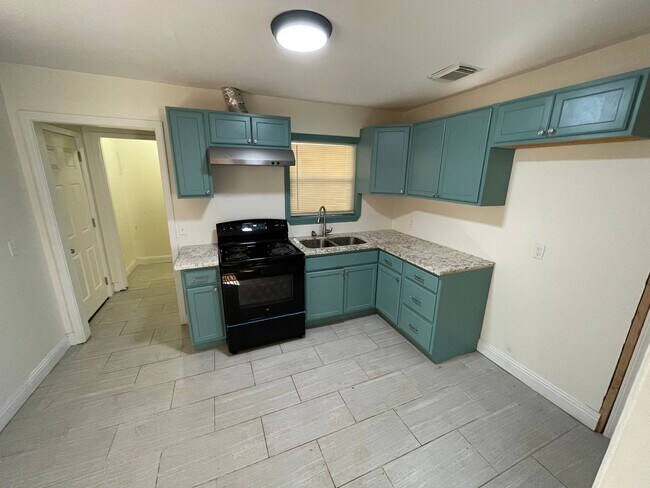 Building Photo - Fully Remodeled House in Sunset Acres