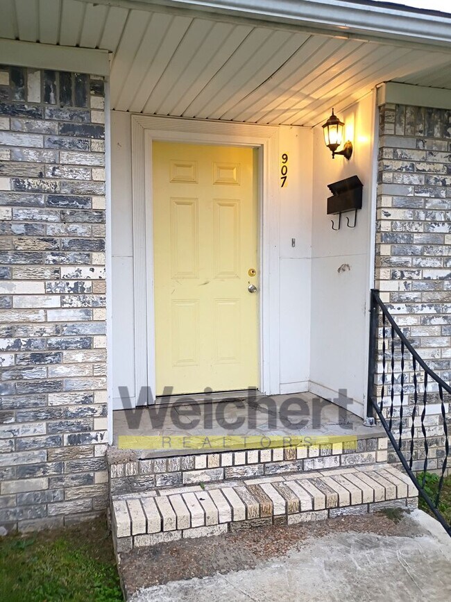 Foto del edificio - Convenient 3BR/1.5BA Duplex Near Schools and Shopping