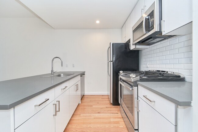 Foto del edificio - Spacious One Bedroom with Two Balconies