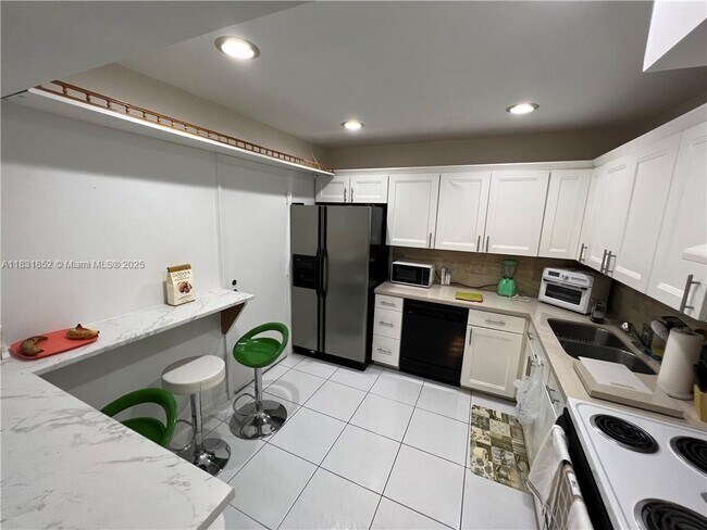 Foto del edificio - 6101 N Falls Cir Dr