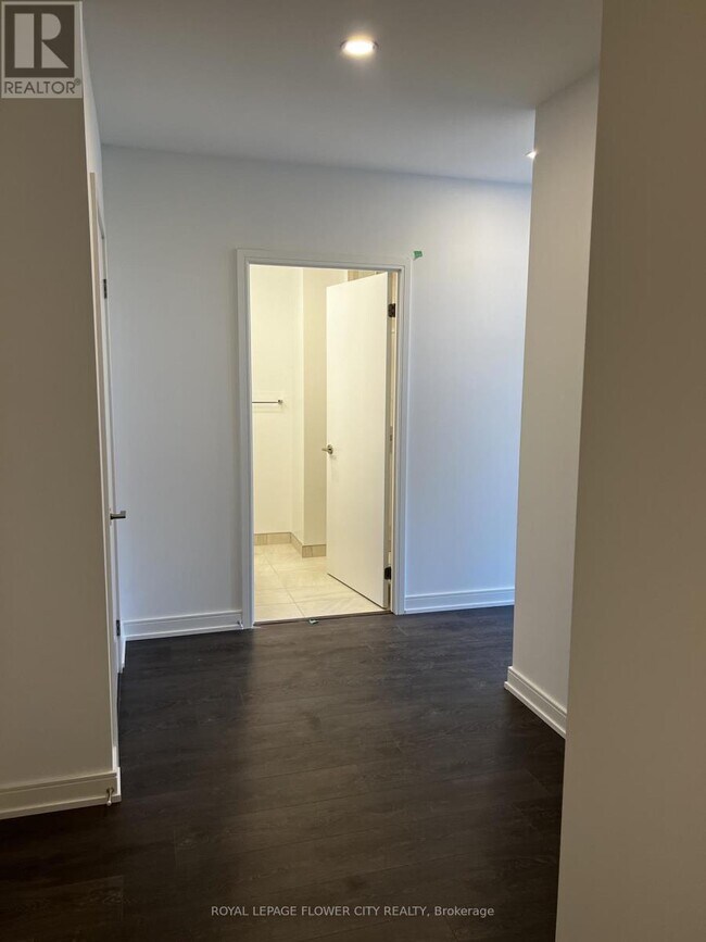 Photo du bâtiment - 30 Samuel Wood Wy