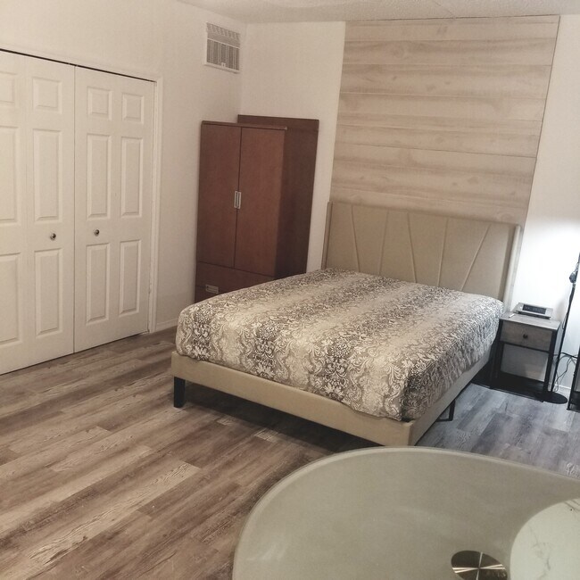 Cama tamaño queen - 1362 NW 195th Ave