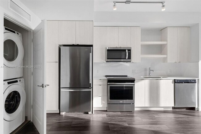 Building Photo - 555 NE 8th St