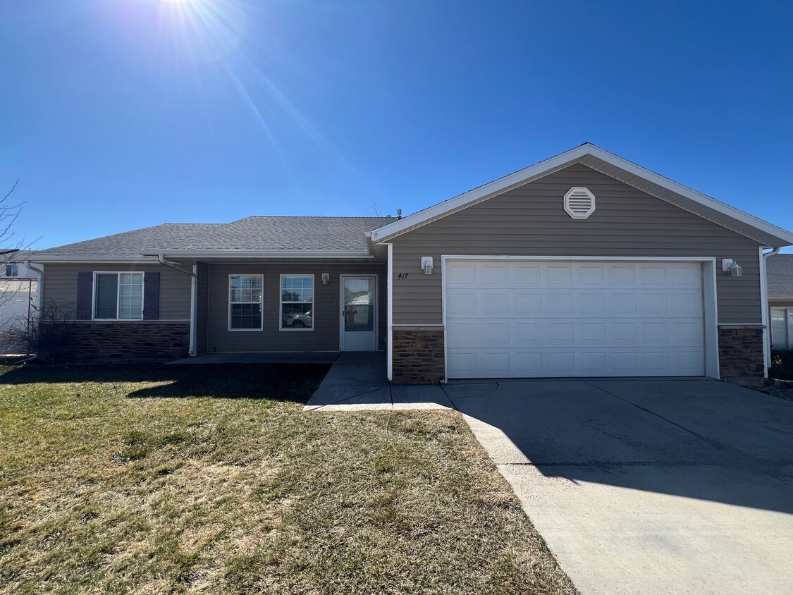 Foto principal - 3 bed 2 bath Single Family Home in Cedar W...