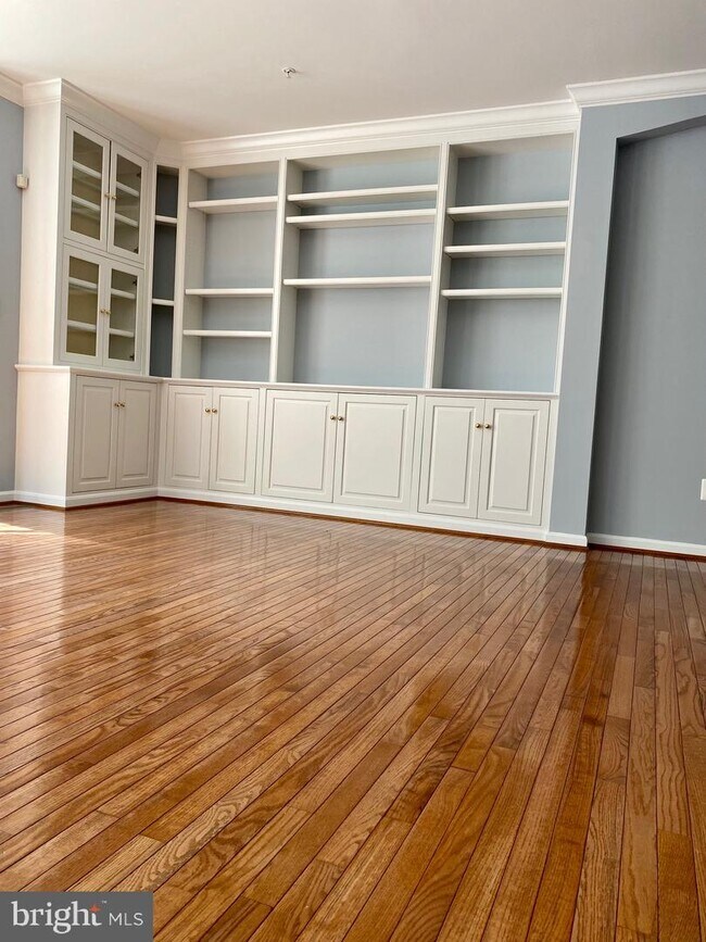 Building Photo - 233 Galewood Dr