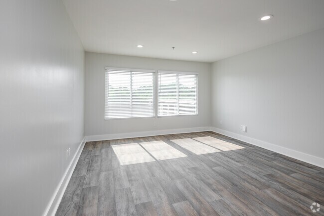 2BR, 2BA - 875SF - Living Room - The Flats Off Madison