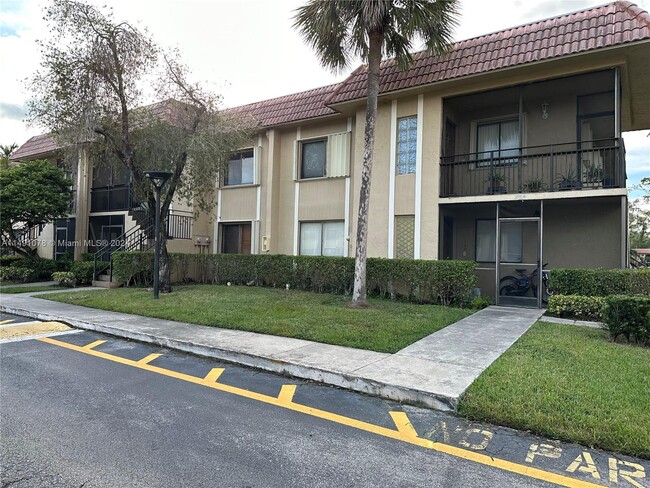 Building Photo - 310 Lakeview Dr