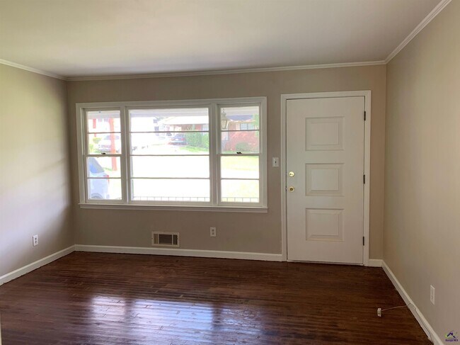 Foto del edificio - 3240 Commodore Dr