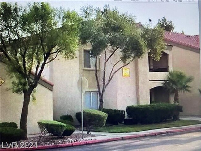 Building Photo - Cute Lower Level Condo