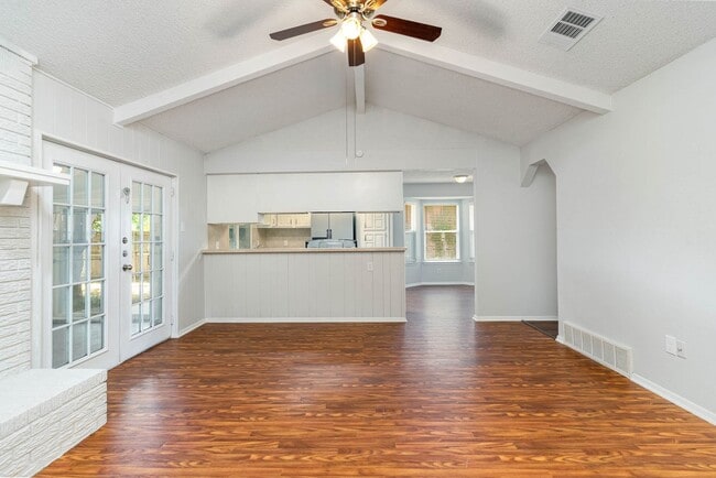 Building Photo - Charming Arlington Retreat with Cozy Livin...