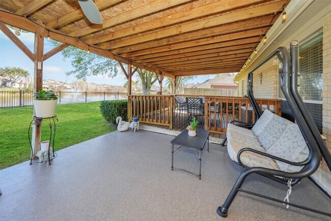 Building Photo - 6210 Fawnlake Dr