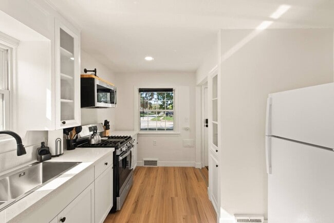 Building Photo - 611 E 260th St