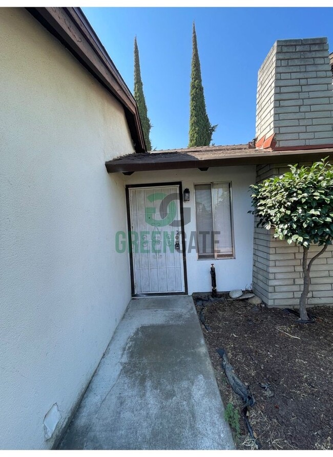 Building Photo - 3 BEDROOM 2 BATH HOME MOVE IN READY IN MOD...