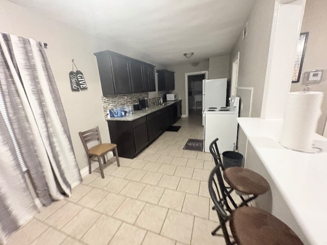 Building Photo - 1211 W 3rd St