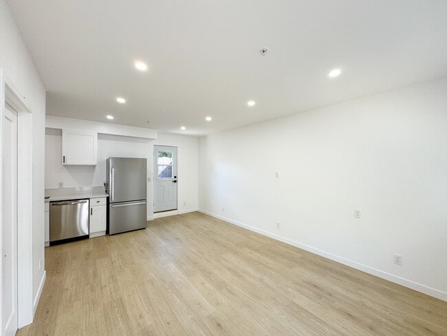Building Photo - 956 Camulos St