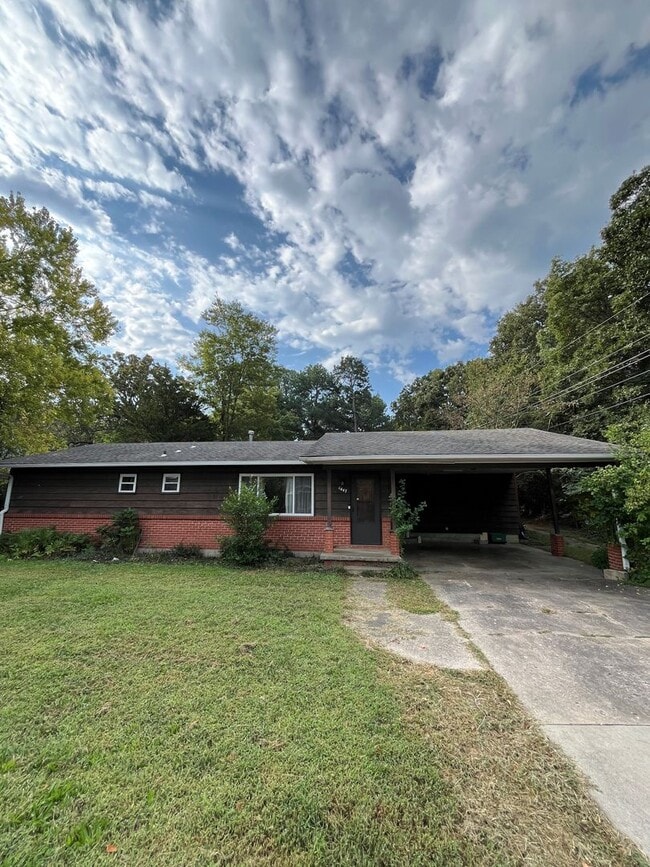 Building Photo - 1447 W Mt Comfort Rd