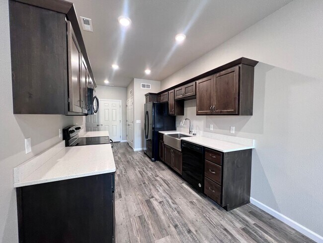 Foto del edificio - Charming Townhome in North Bismarck – Move-In Ready!