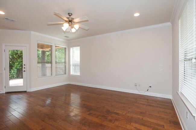 Foto del edificio - Spacious, Two Story, South Austin Condo!