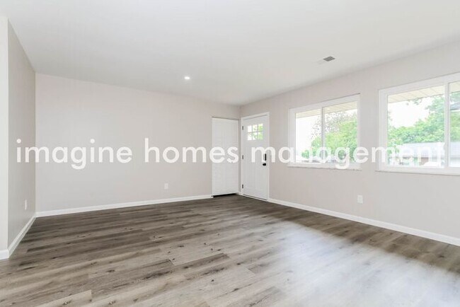 Foto del edificio - Fully Renovated 3 Bedroom Single Family Ho...