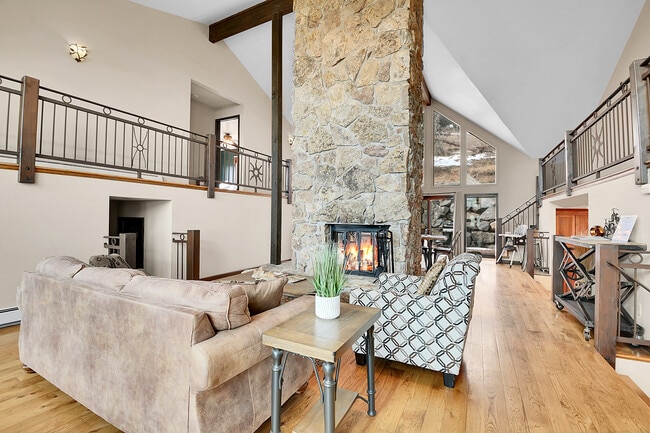 Photo - 1177 Hyland Dr House