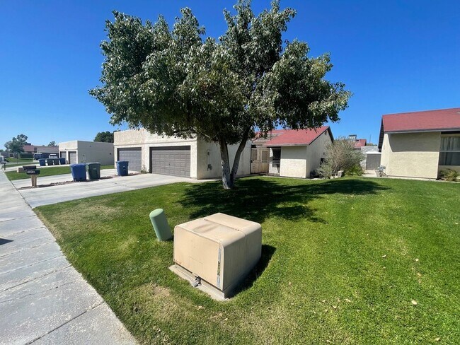 Foto del edificio - Cute Condo located in Sunset Mesa for Rent!