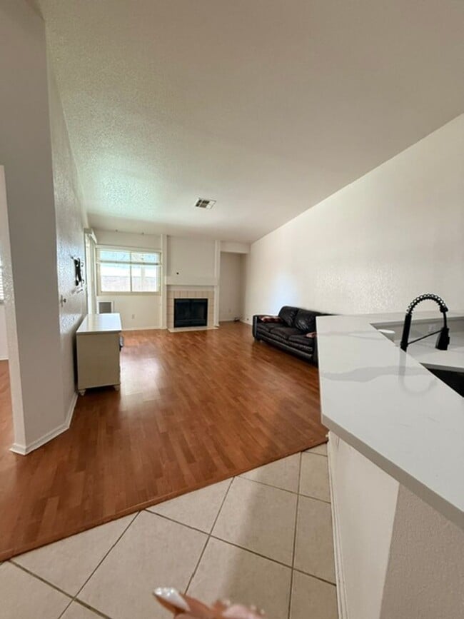 Building Photo - 875 E Serpentina Ave