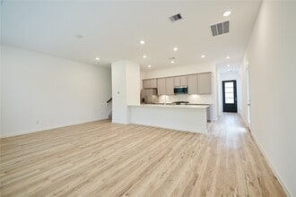 Building Photo - 665 Royal Arch Dr