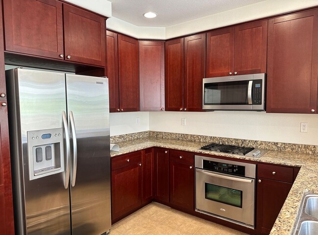Building Photo - Beautiful Tri-level 3 Bedroom, 3 Bath Town...
