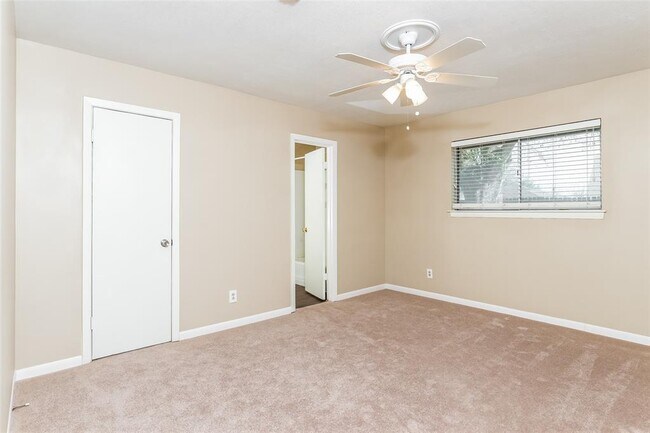 Building Photo - 758 E Princeton Ln