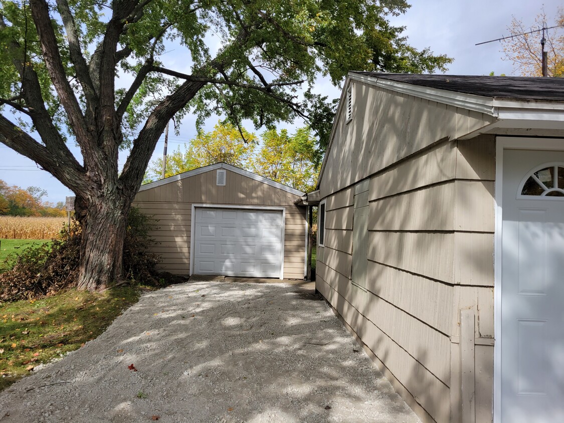 1½ car garage - 3001 Silverbrook Ave