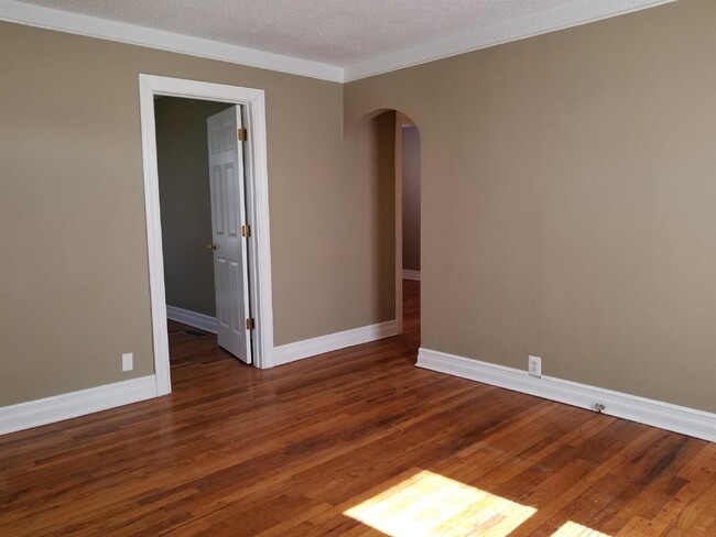 Foto del edificio - 3 Bedroom Ranch, Hardwood Floors, Recessed...