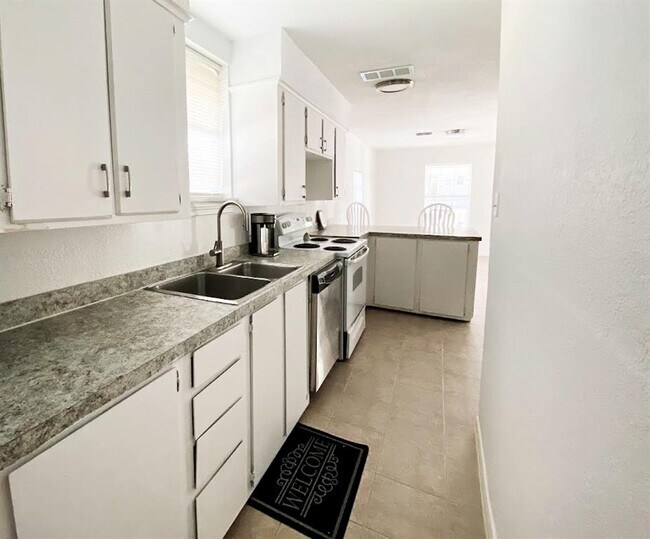 Foto del edificio - 6090 Skylane Dr