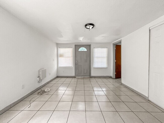 Foto del edificio - Spacious Tampa Home for Rent | Great Location & Large Yard! 3bed |2bath