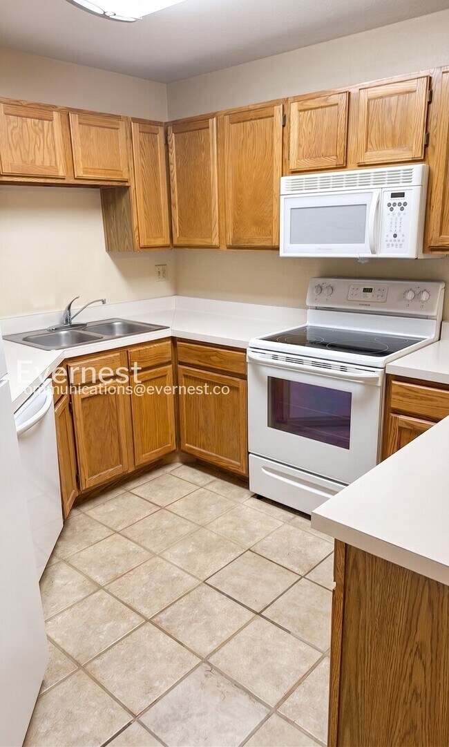 Foto del edificio - 6655 N Canyon Crest Dr