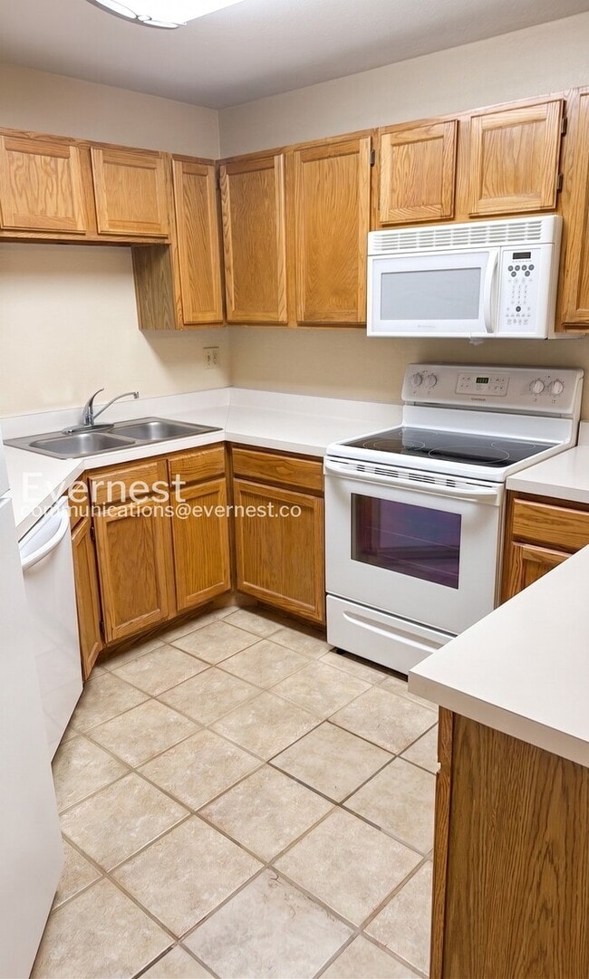 Building Photo - 6655 N Canyon Crest Dr