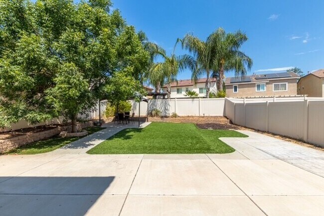 Building Photo - Beautiful, Spacious Home with solar-Desira...