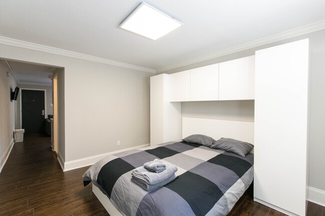 Queen Bed With Closet Space - The Residence at 1743 N Decatur Apartments