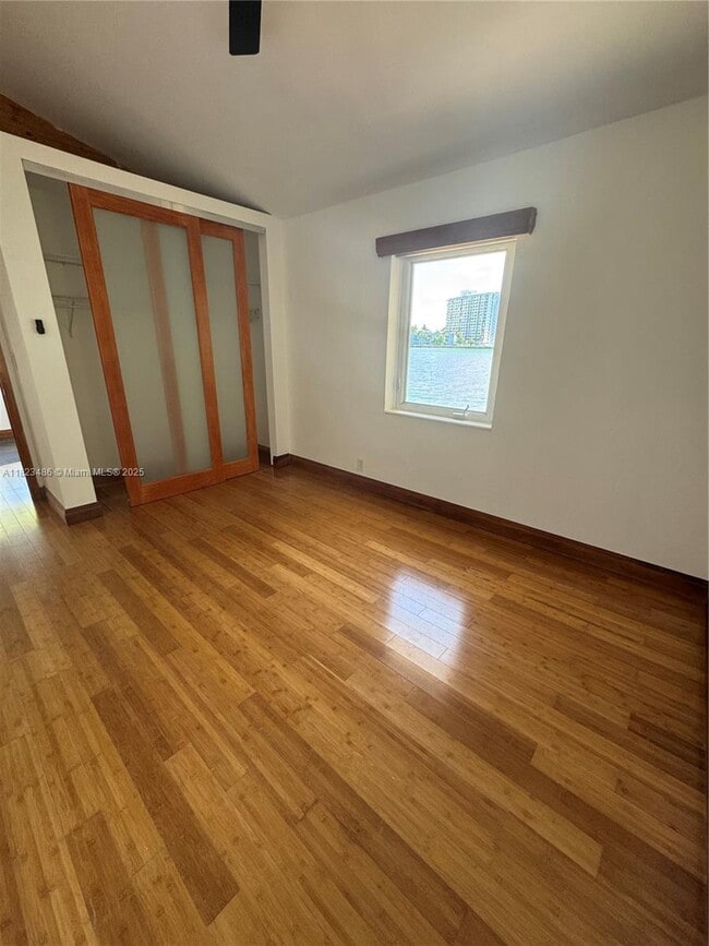 Foto del edificio - 2170 Bay Dr