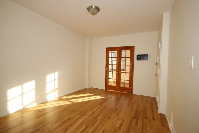 Foto del edificio - 4 W 130th St