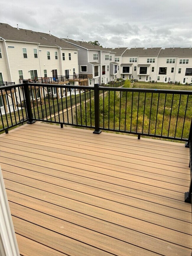 Foto del edificio - Three-Story Townhome