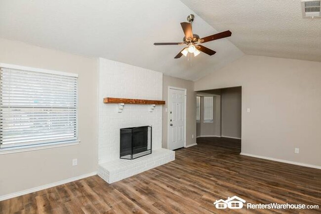 Building Photo - Price Reduction! Newly renovated 3 bed/2 b...