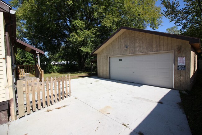 Building Photo - Romulus home near Freeways