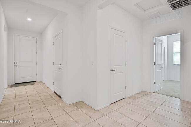 Building Photo - 646 E Rojo Way